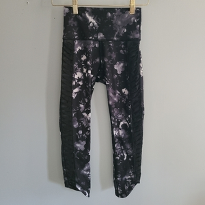 Lululemon Black And White Abstract Floral Crop Leggings‎